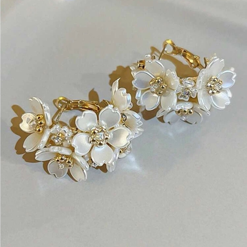 - Flower & Rhinestone Decor Earrings - Picture 3 of 3